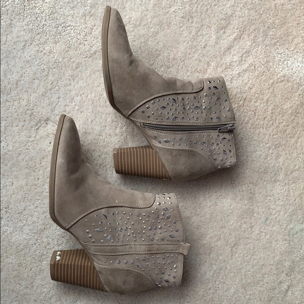 8 1/5 Jennifer Lopez Taupe Boots - like new